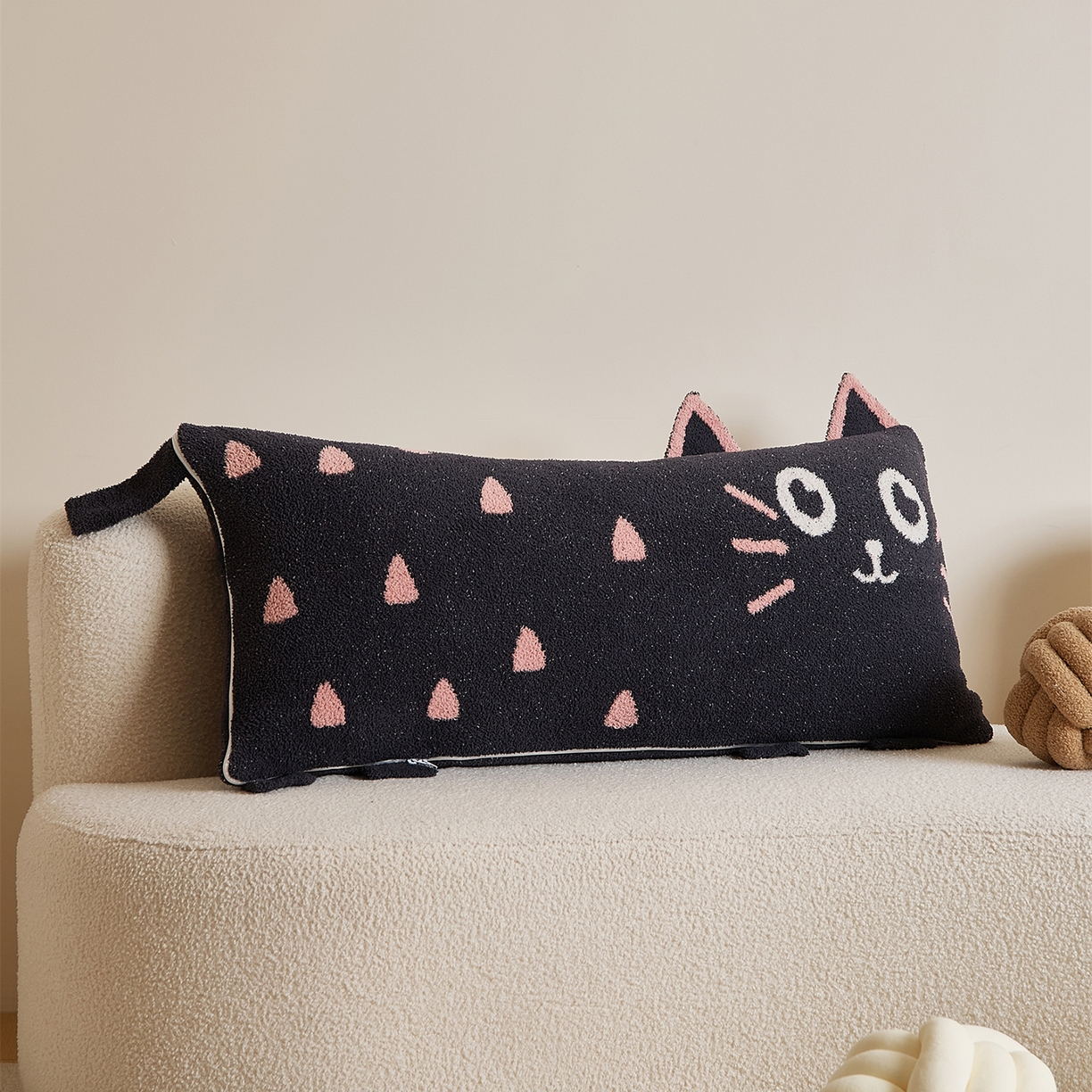 91家纺网 家纺一手货源 找家纺 暖绵绵家纺 2025新款毛茸茸小猫毯子毛毯抱枕含芯-黑糖【券后最低零售价：毯子173元、抱枕（含芯）153元】 黑糖抱枕含芯-烟灰色