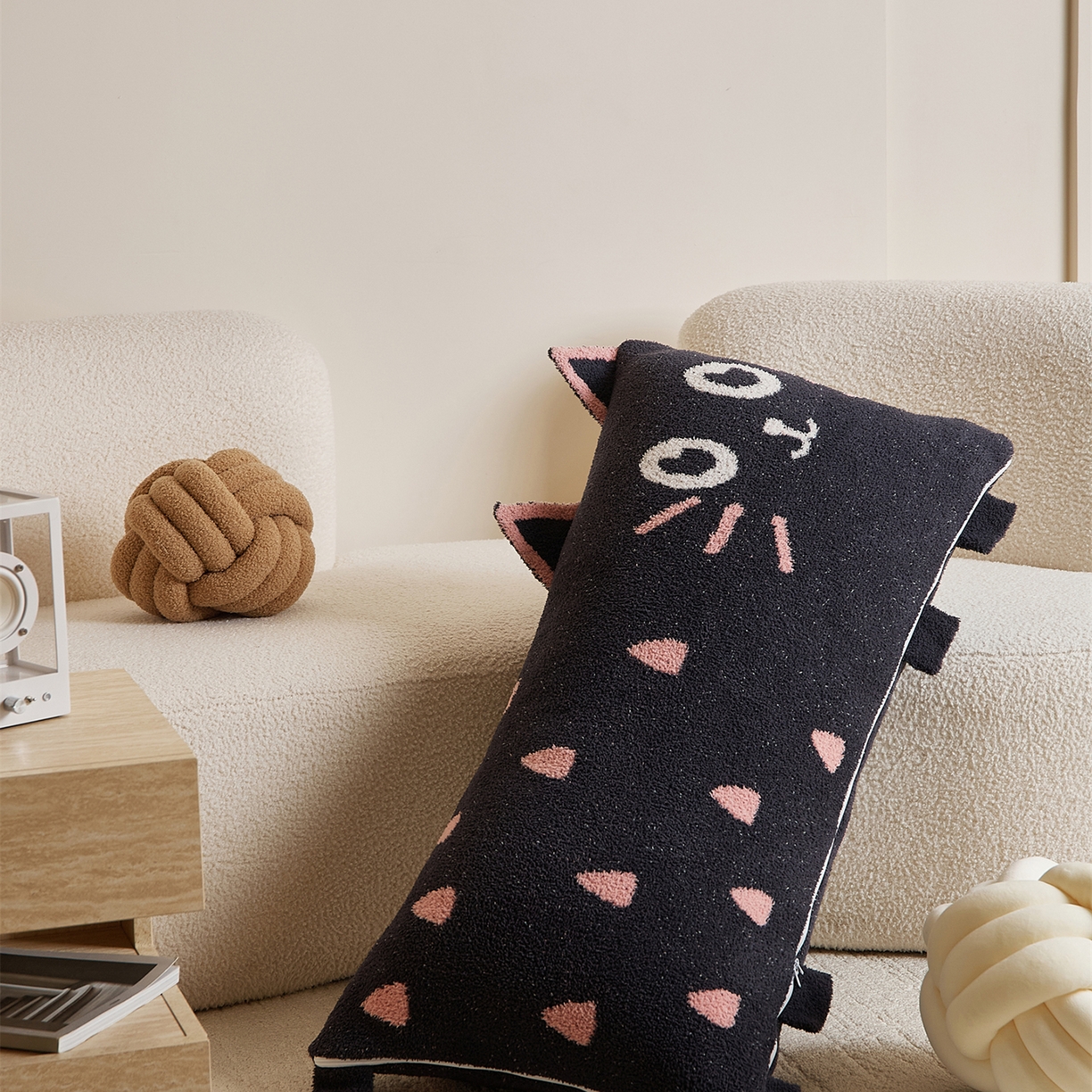 91家纺网 家纺一手货源 找家纺 暖绵绵家纺 2025新款毛茸茸小猫毯子毛毯抱枕含芯-黑糖【券后最低零售价：毯子173元、抱枕（含芯）153元】 黑糖抱枕含芯-烟灰色