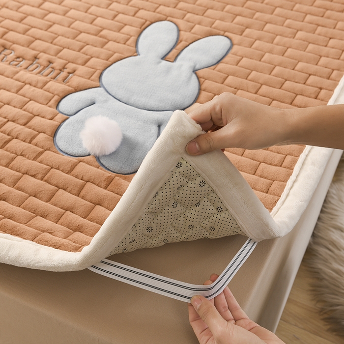 91家纺网 家纺一手货源 找家纺 （总）恋绒家纺 2025新款贴布绣牛奶绒床褥床垫