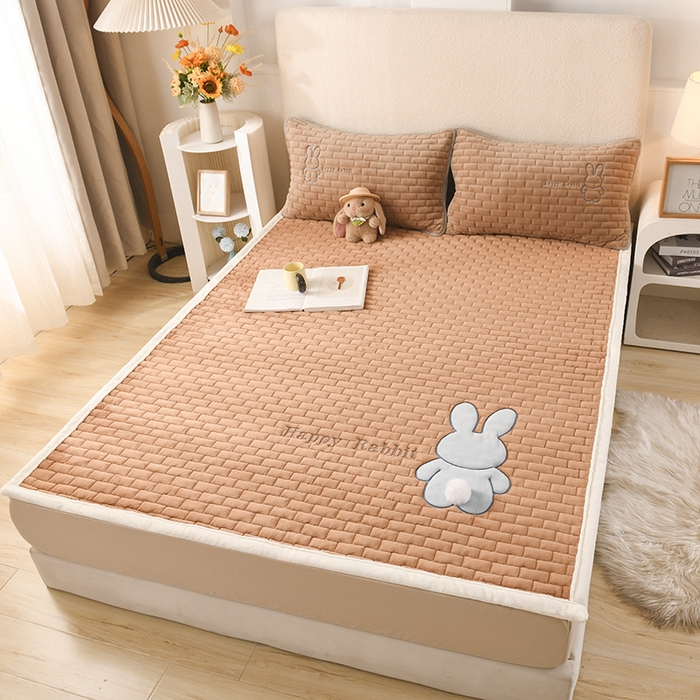 91家纺网 家纺一手货源 找家纺 （总）恋绒家纺 2025新款贴布绣牛奶绒床褥床垫