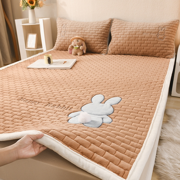 91家纺网 家纺一手货源 找家纺 （总）恋绒家纺 2025新款贴布绣牛奶绒床褥床垫