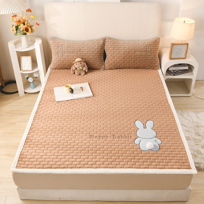 91家纺网 家纺一手货源 找家纺 恋绒家纺 2025新款贴布绣牛奶绒床褥床垫 Q萌小兔-浅咖