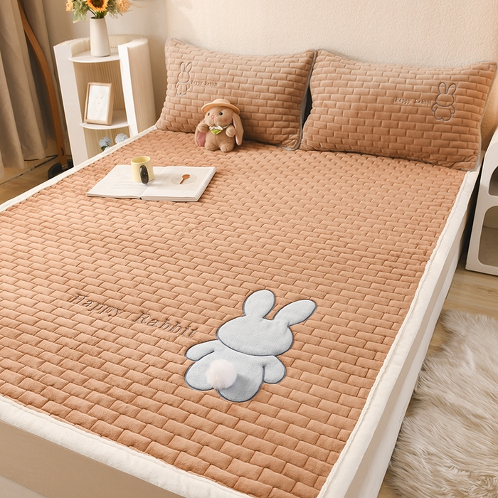 91家纺网 家纺一手货源 找家纺 恋绒家纺 2025新款贴布绣牛奶绒床褥床垫 Q萌小兔-浅咖