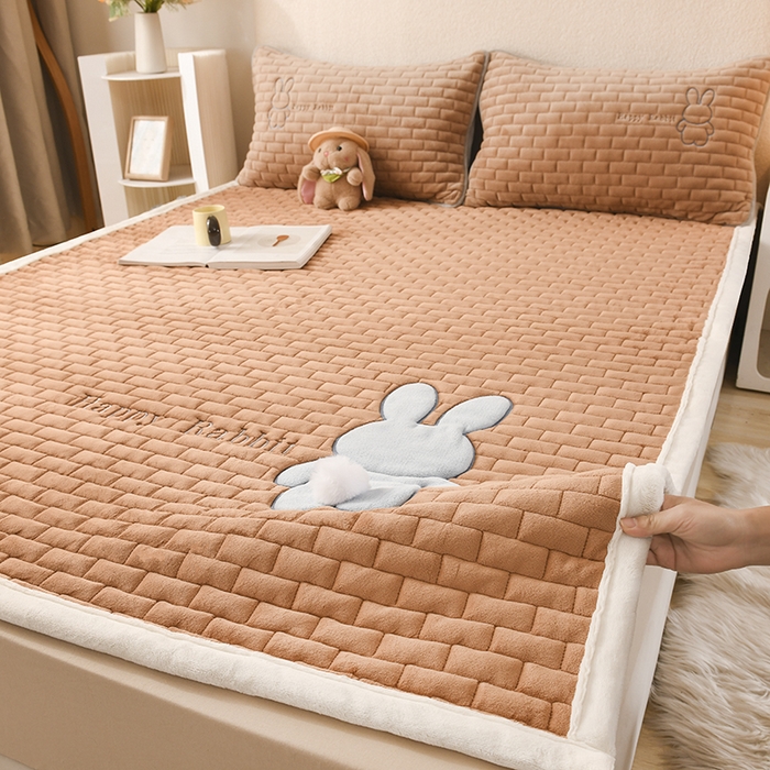 91家纺网 家纺一手货源 找家纺 恋绒家纺 2025新款贴布绣牛奶绒床褥床垫 Q萌小兔-浅咖