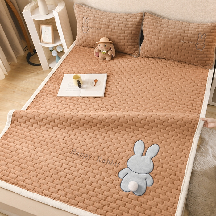 91家纺网 家纺一手货源 找家纺 恋绒家纺 2025新款贴布绣牛奶绒床褥床垫 Q萌小兔-浅咖