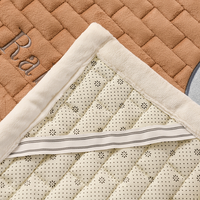 91家纺网 家纺一手货源 找家纺 恋绒家纺 2025新款贴布绣牛奶绒床褥床垫 Q萌小兔-浅咖