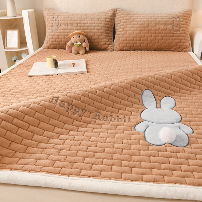 91家纺网 家纺一手货源 找家纺 恋绒家纺 2025新款贴布绣牛奶绒床褥床垫 Q萌小兔-浅咖