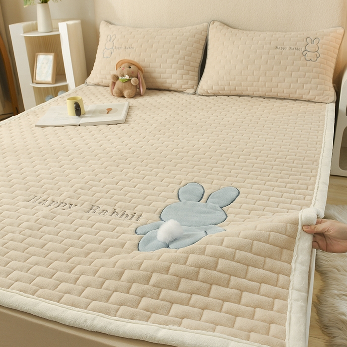 91家纺网 家纺一手货源 找家纺 恋绒家纺 2025新款贴布绣牛奶绒床褥床垫 Q萌小兔-香槟