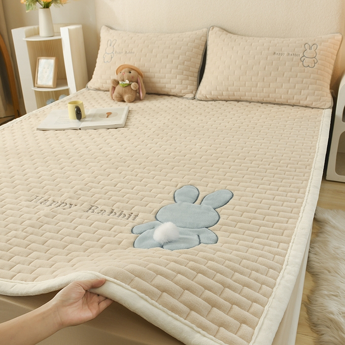 91家纺网 家纺一手货源 找家纺 恋绒家纺 2025新款贴布绣牛奶绒床褥床垫 Q萌小兔-香槟