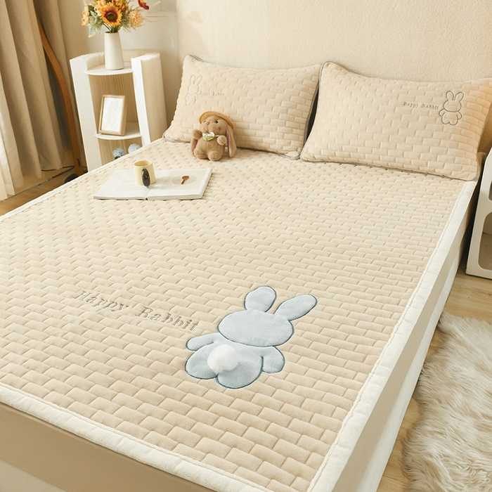 91家纺网 家纺一手货源 找家纺 恋绒家纺 2025新款贴布绣牛奶绒床褥床垫 Q萌小兔-香槟