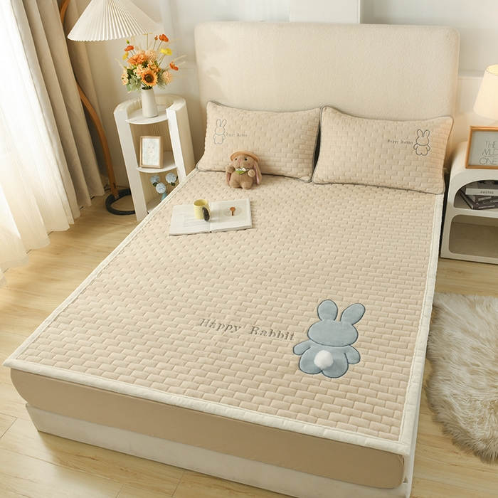 91家纺网 家纺一手货源 找家纺 恋绒家纺 2025新款贴布绣牛奶绒床褥床垫 Q萌小兔-香槟