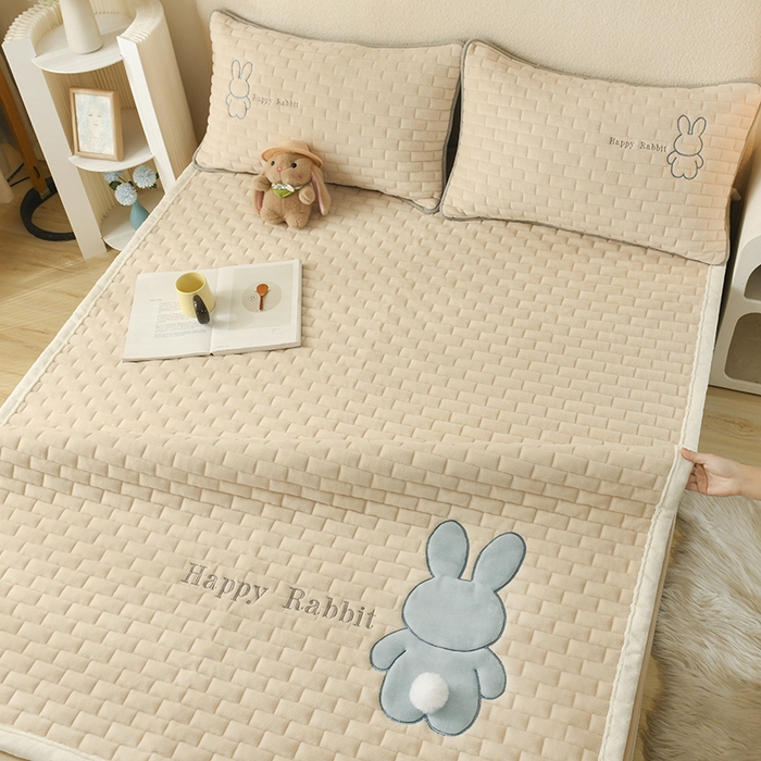 91家纺网 家纺一手货源 找家纺 恋绒家纺 2025新款贴布绣牛奶绒床褥床垫 Q萌小兔-香槟