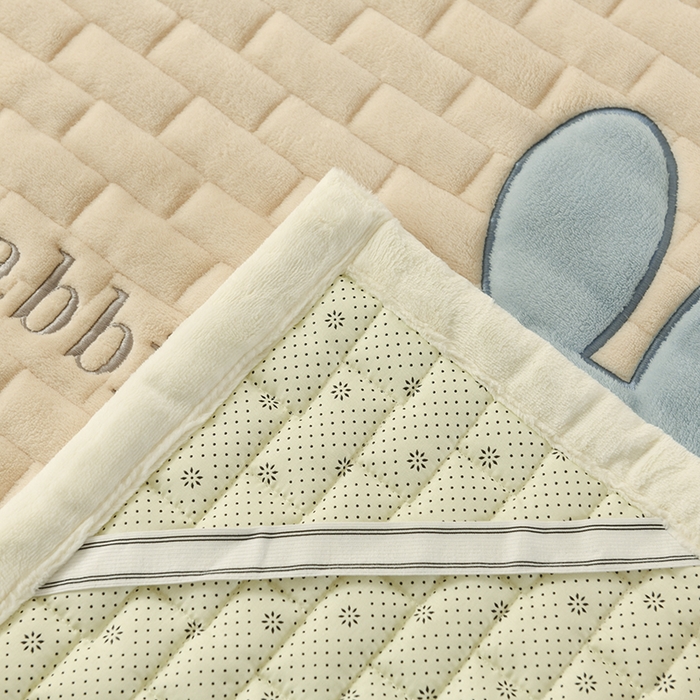 91家纺网 家纺一手货源 找家纺 恋绒家纺 2025新款贴布绣牛奶绒床褥床垫 Q萌小兔-香槟