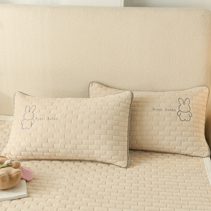 91家纺网 家纺一手货源 找家纺 恋绒家纺 2025新款贴布绣牛奶绒床褥床垫 Q萌小兔-香槟