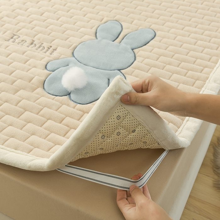 91家纺网 家纺一手货源 找家纺 恋绒家纺 2025新款贴布绣牛奶绒床褥床垫 Q萌小兔-香槟