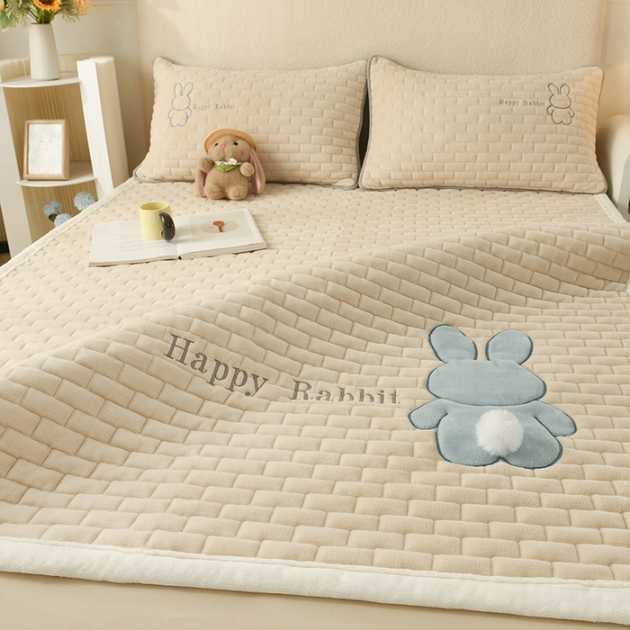 91家纺网 家纺一手货源 找家纺 恋绒家纺 2025新款贴布绣牛奶绒床褥床垫 Q萌小兔-香槟