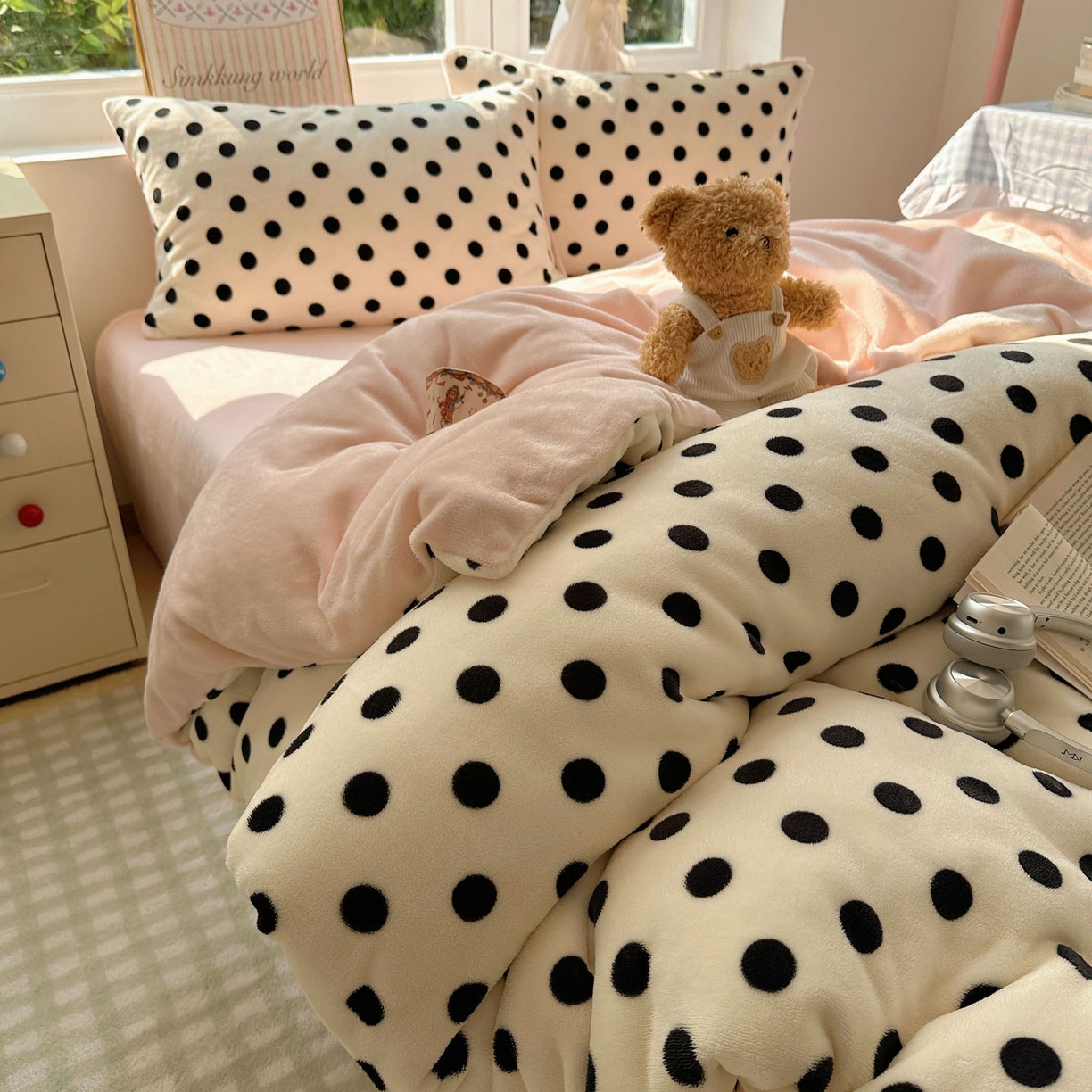 91家纺网 家纺一手货源 找家纺 优选 2025新款小清新加厚高克重牛奶绒四件套直播热款新花型更新 波利圆点-白