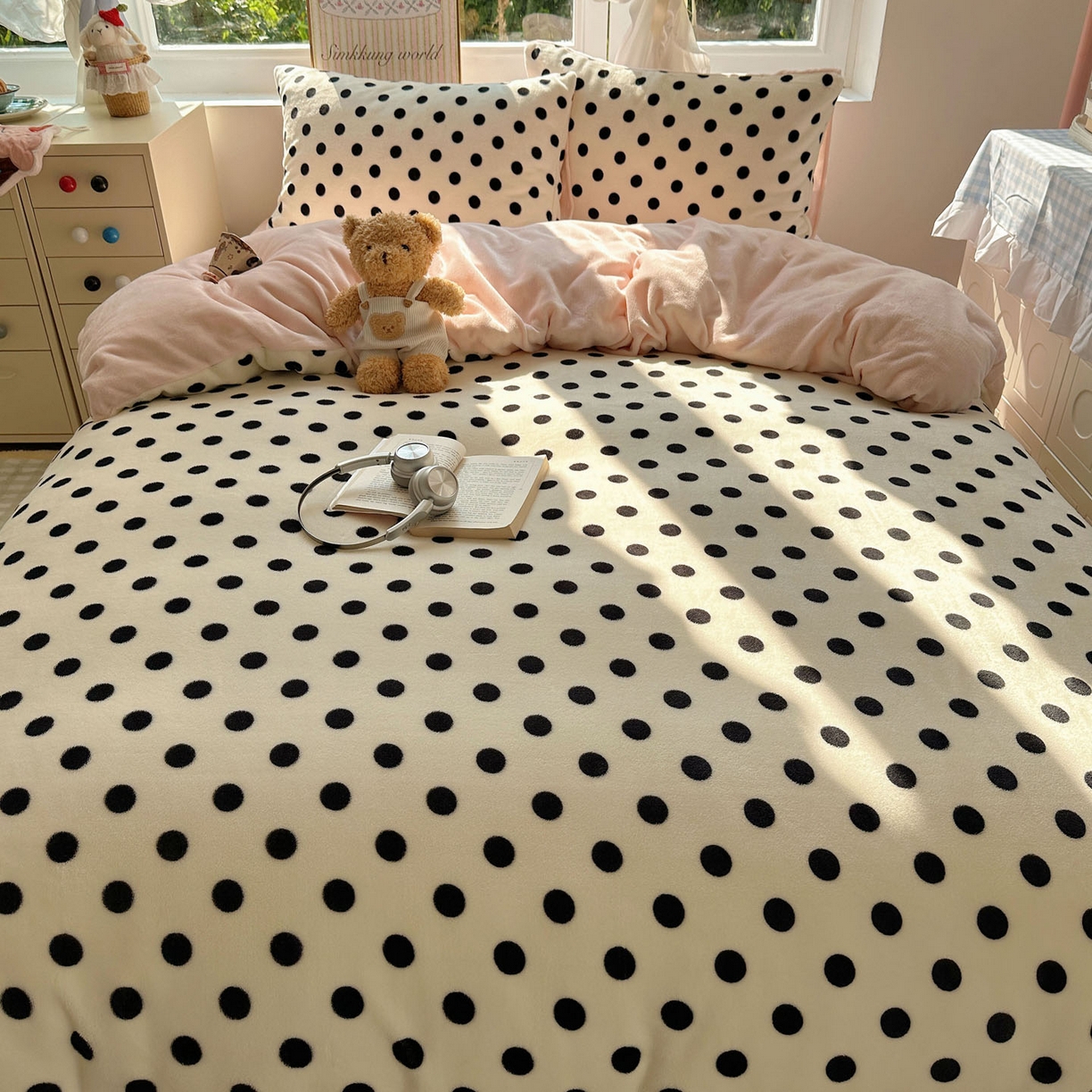 91家纺网 家纺一手货源 找家纺 优选 2025新款小清新加厚高克重牛奶绒四件套直播热款新花型更新 波利圆点-白