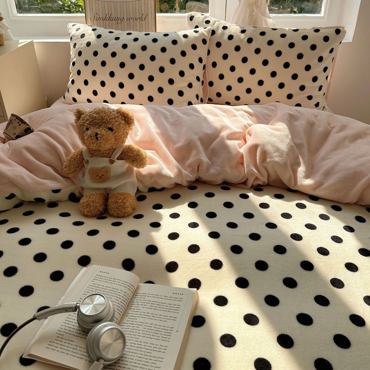 91家纺网 家纺一手货源 找家纺 优选 2025新款小清新加厚高克重牛奶绒四件套直播热款新花型更新 波利圆点-白