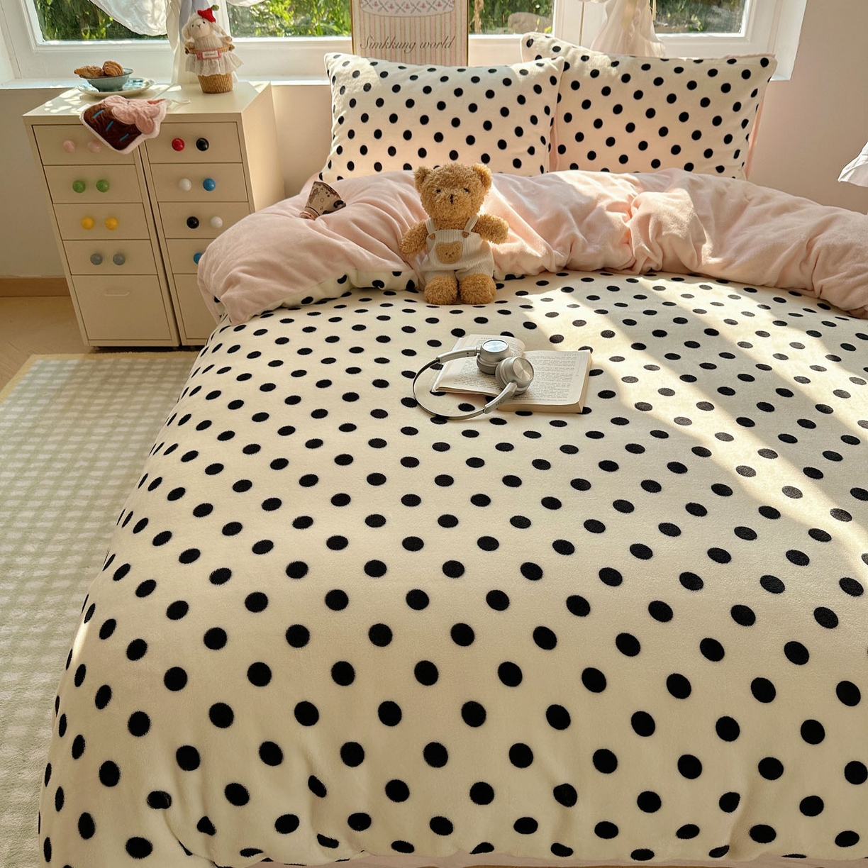 91家纺网 家纺一手货源 找家纺 优选 2025新款小清新加厚高克重牛奶绒四件套直播热款新花型更新 波利圆点-白