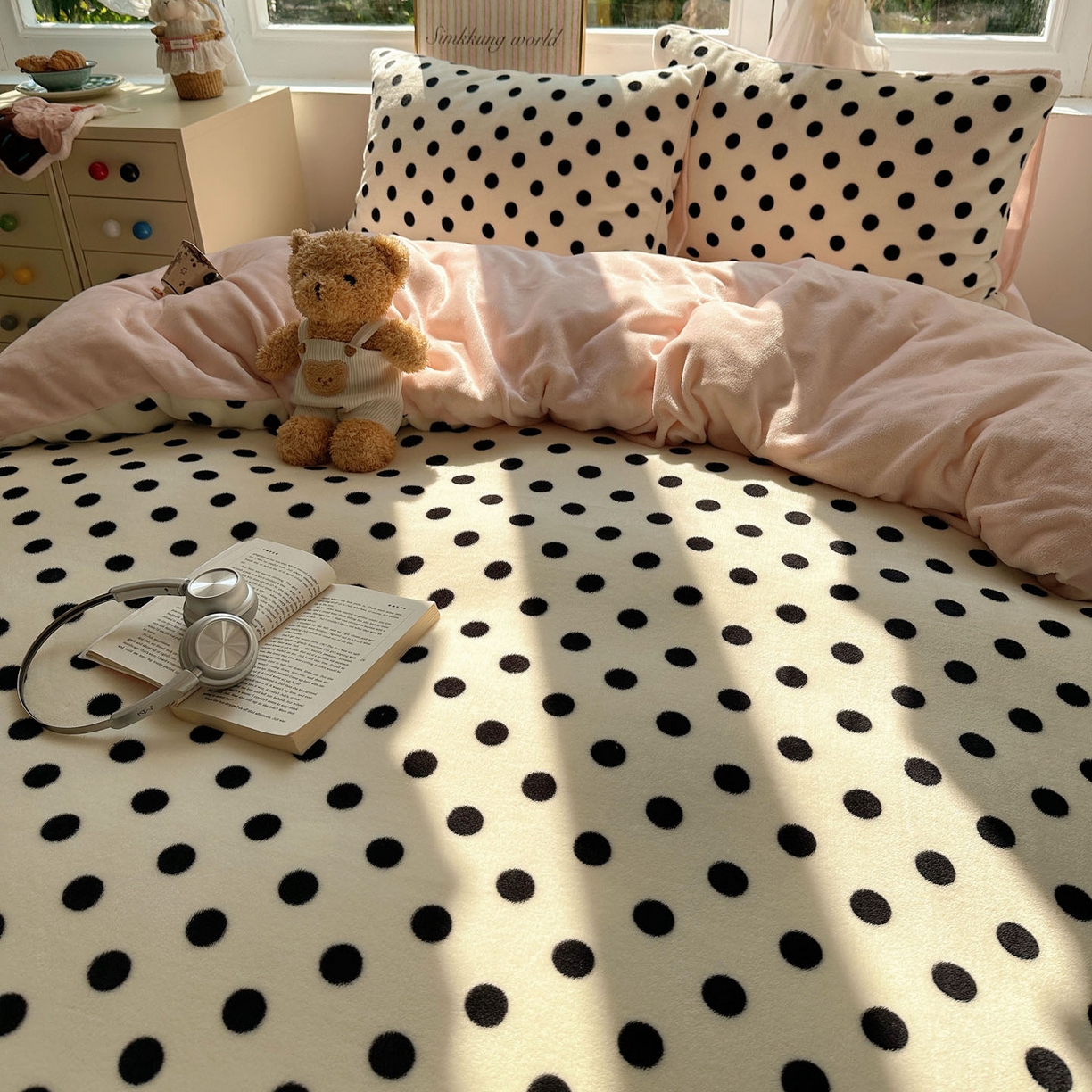 91家纺网 家纺一手货源 找家纺 优选 2025新款小清新加厚高克重牛奶绒四件套直播热款新花型更新 波利圆点-白