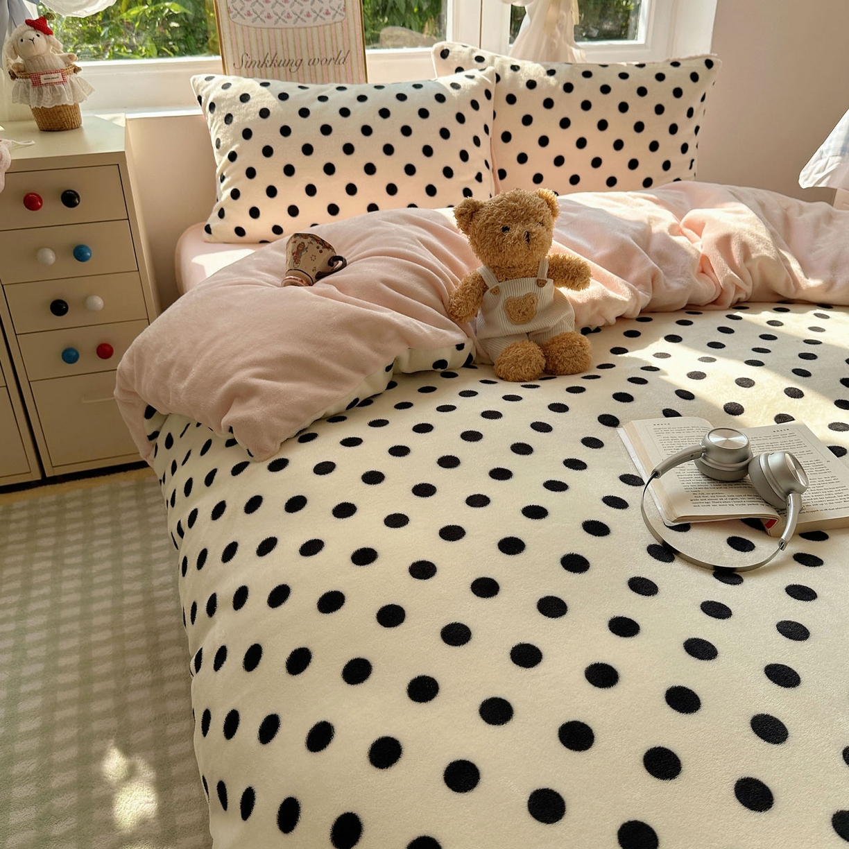 91家纺网 家纺一手货源 找家纺 优选 2025新款小清新加厚高克重牛奶绒四件套直播热款新花型更新 波利圆点-白