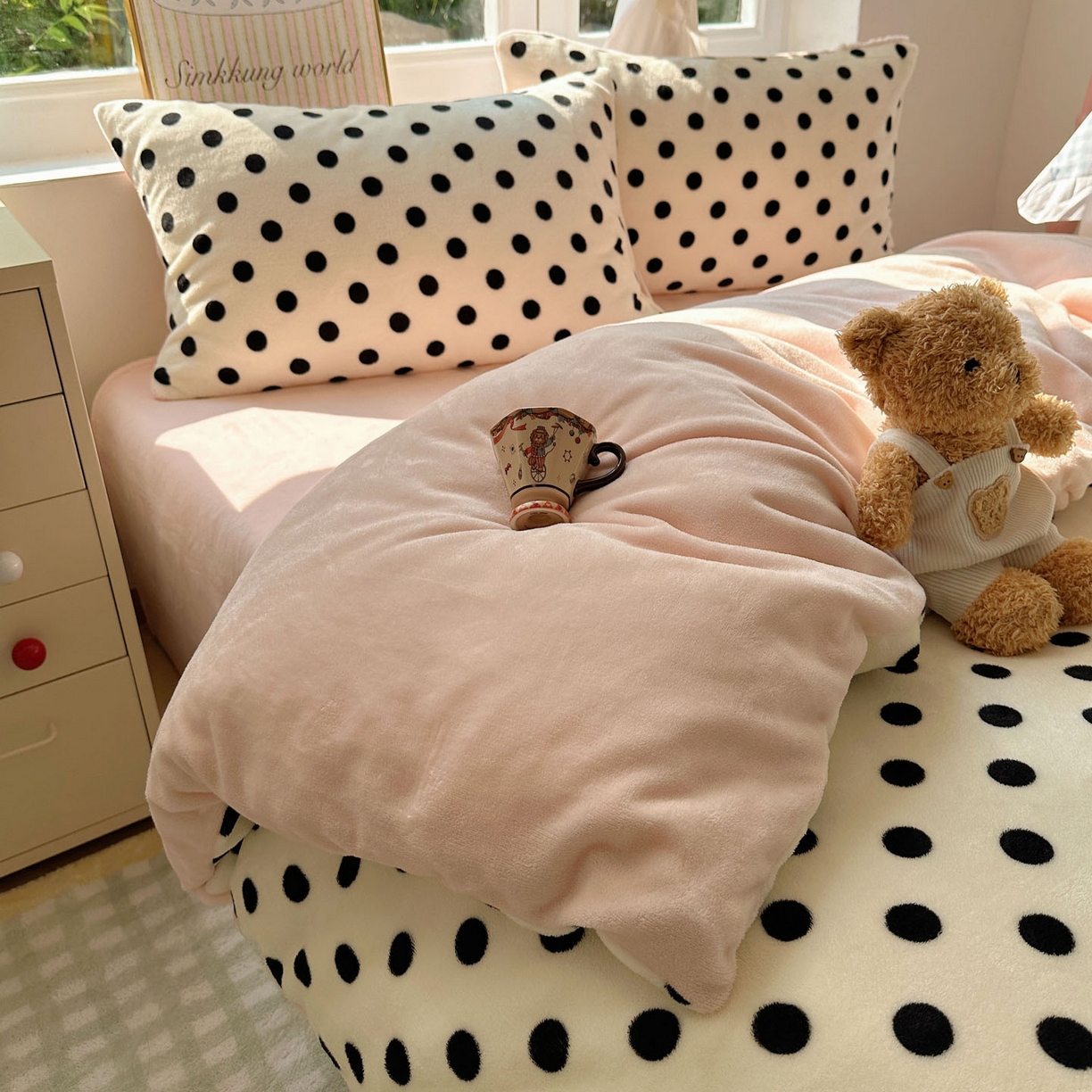 91家纺网 家纺一手货源 找家纺 优选 2025新款小清新加厚高克重牛奶绒四件套直播热款新花型更新 波利圆点-白