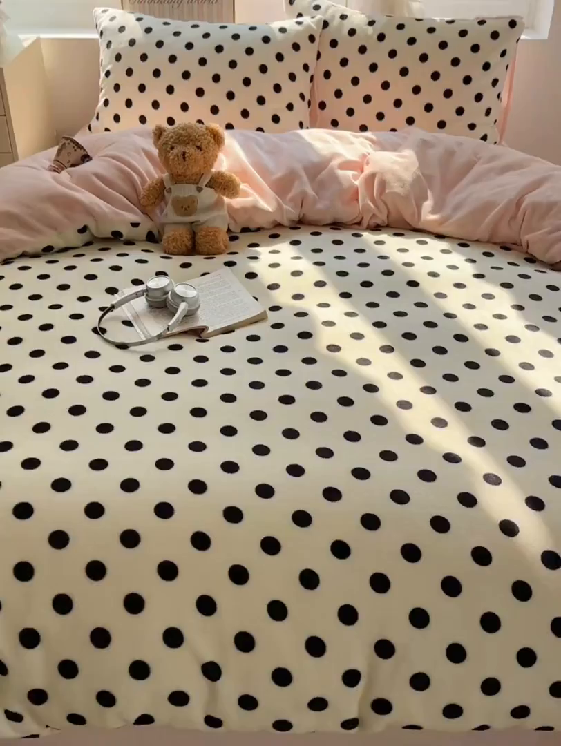 91家纺网 家纺一手货源 找家纺 优选 2025新款小清新加厚高克重牛奶绒四件套直播热款新花型更新 波利圆点-白