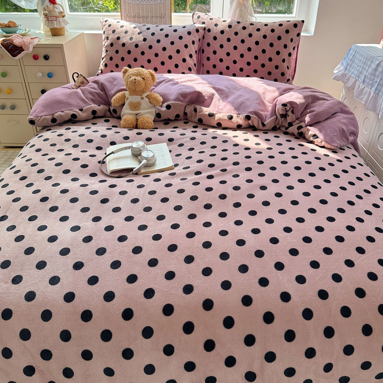 91家纺网 家纺一手货源 找家纺 优选 2025新款小清新加厚高克重牛奶绒四件套直播热款新花型更新 波利圆点-紫