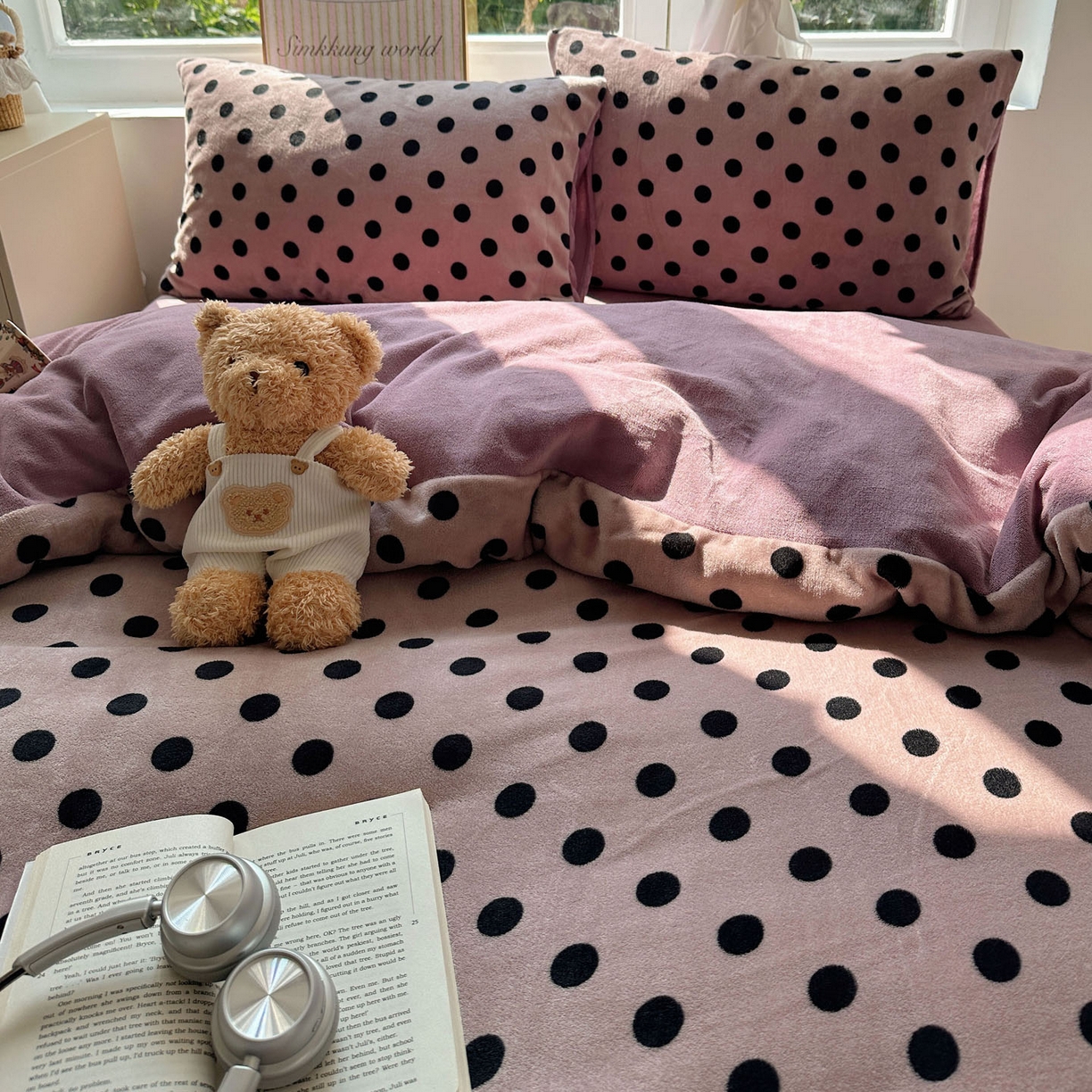 91家纺网 家纺一手货源 找家纺 优选 2025新款小清新加厚高克重牛奶绒四件套直播热款新花型更新 波利圆点-紫