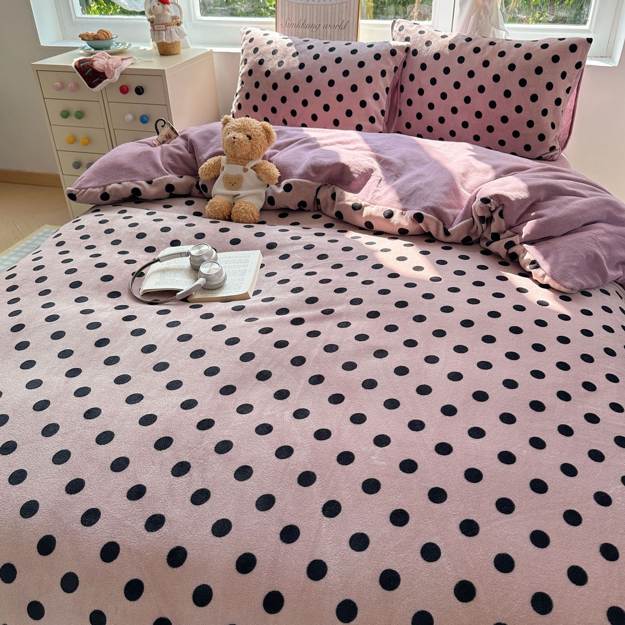 91家纺网 家纺一手货源 找家纺 优选 2025新款小清新加厚高克重牛奶绒四件套直播热款新花型更新 波利圆点-紫