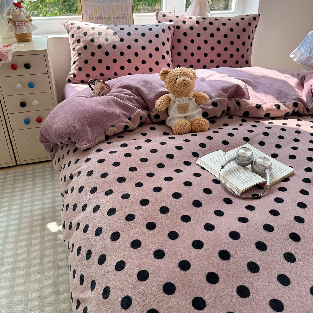 91家纺网 家纺一手货源 找家纺 优选 2025新款小清新加厚高克重牛奶绒四件套直播热款新花型更新 波利圆点-紫