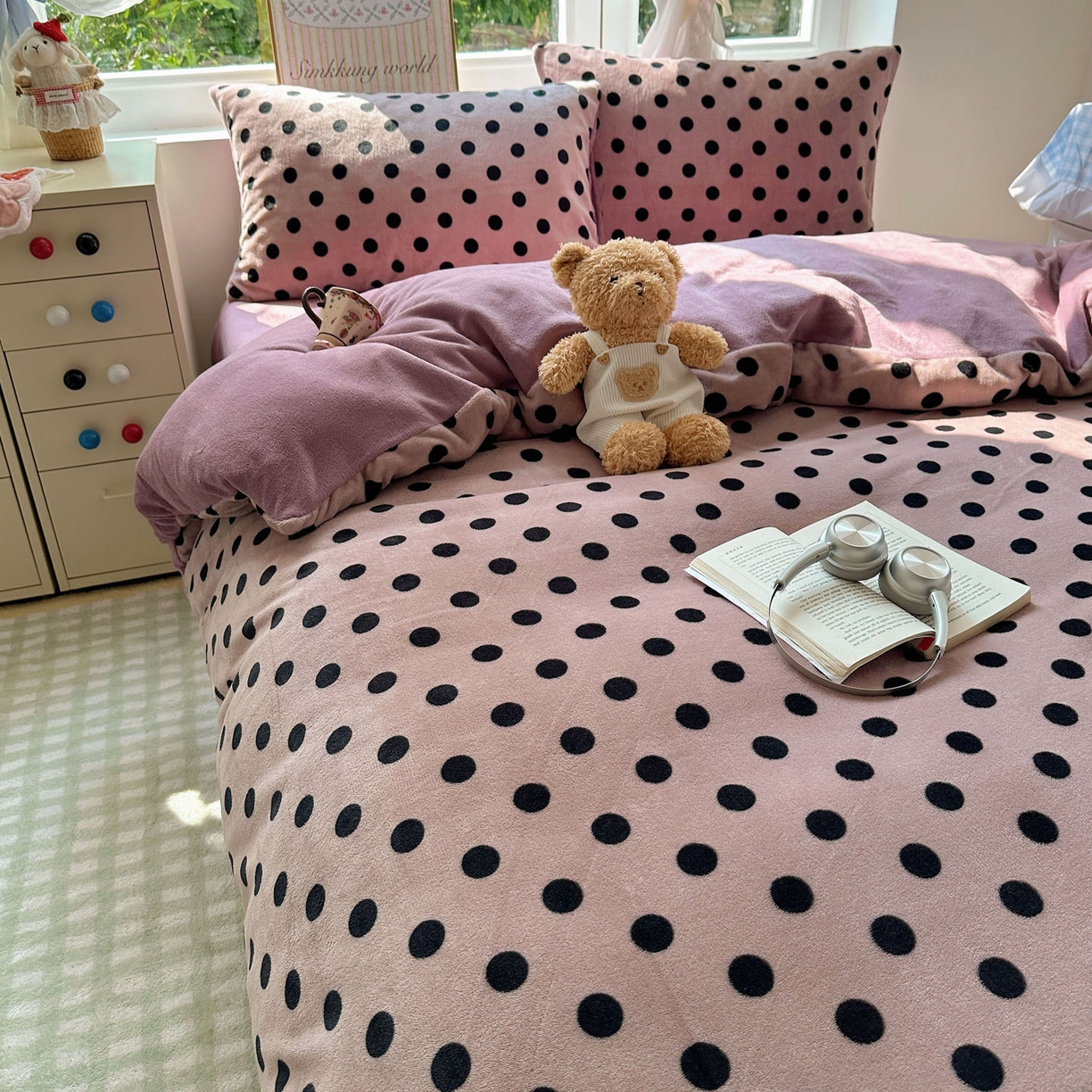 91家纺网 家纺一手货源 找家纺 优选 2025新款小清新加厚高克重牛奶绒四件套直播热款新花型更新 波利圆点-紫