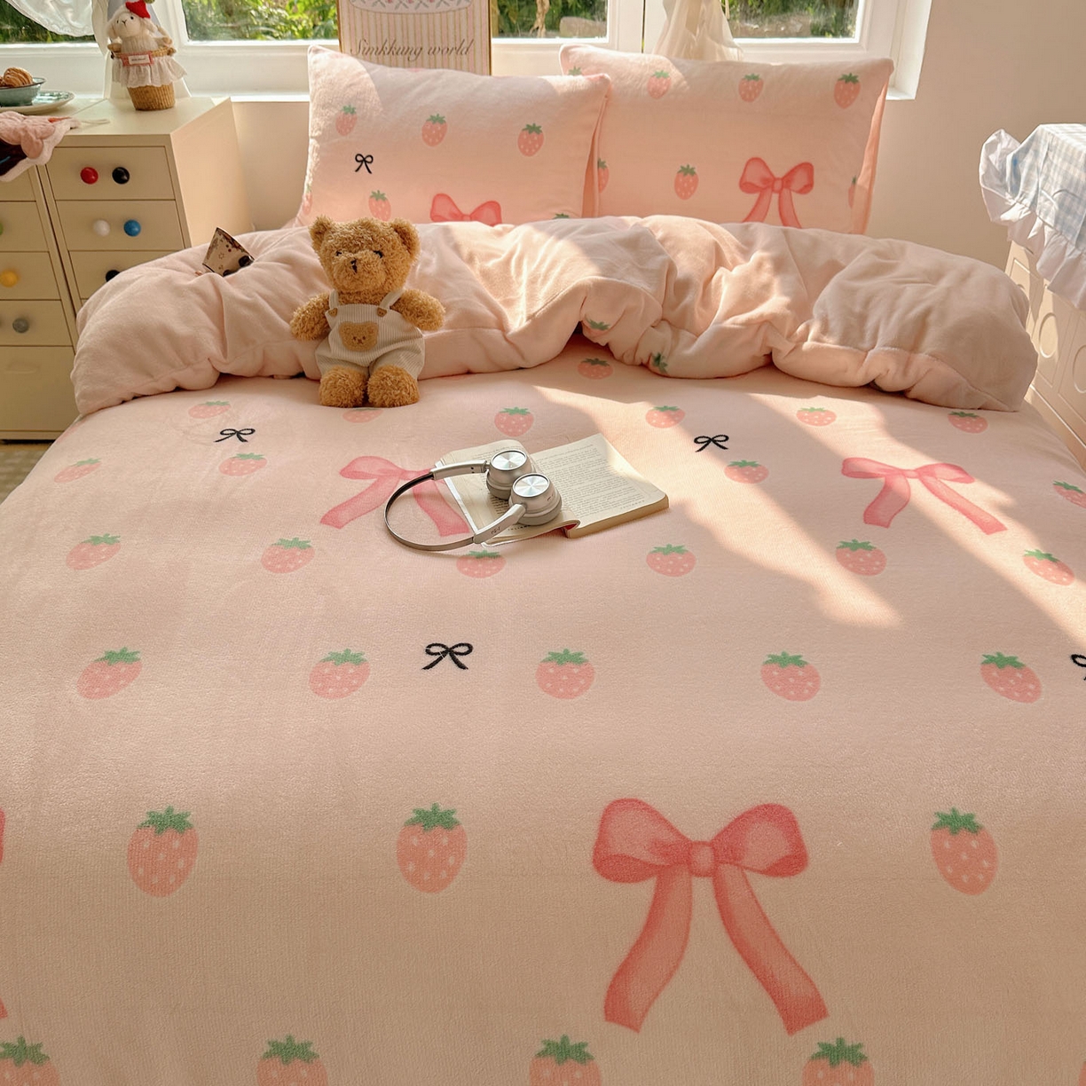 91家纺网 家纺一手货源 找家纺 优选 2025新款小清新加厚高克重牛奶绒四件套直播热款新花型更新 草莓蝴蝶结