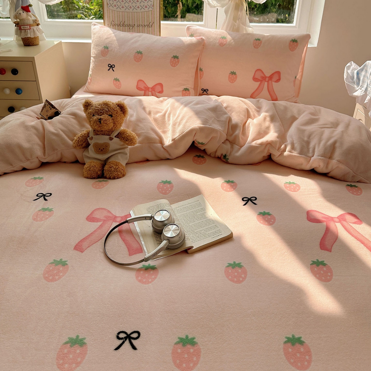 91家纺网 家纺一手货源 找家纺 优选 2025新款小清新加厚高克重牛奶绒四件套直播热款新花型更新 草莓蝴蝶结