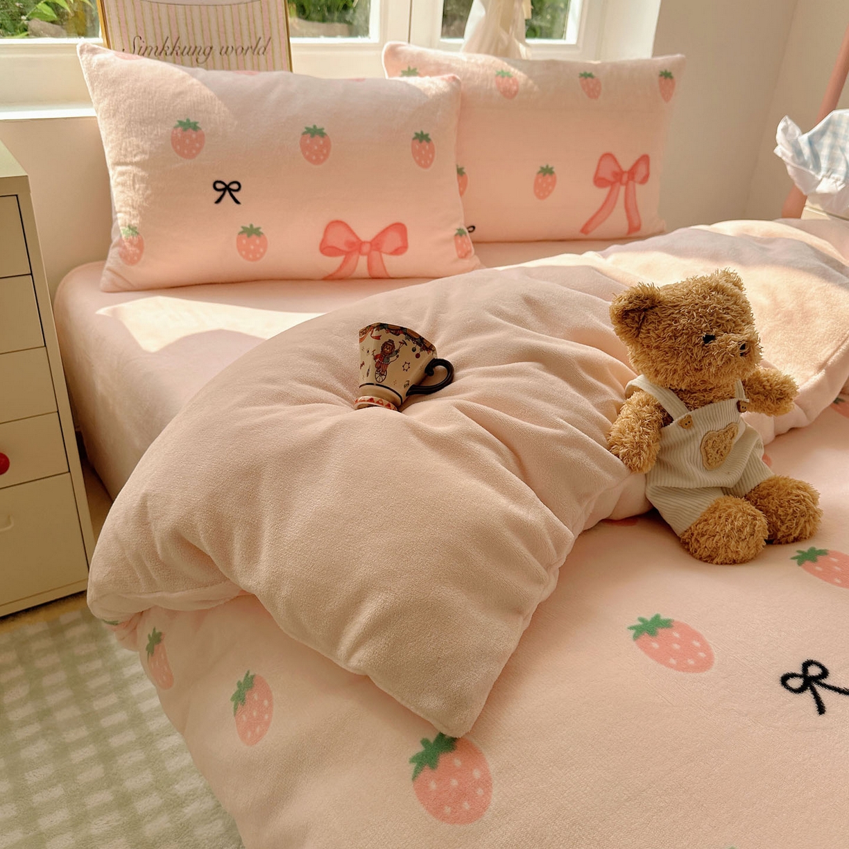 91家纺网 家纺一手货源 找家纺 优选 2025新款小清新加厚高克重牛奶绒四件套直播热款新花型更新 草莓蝴蝶结