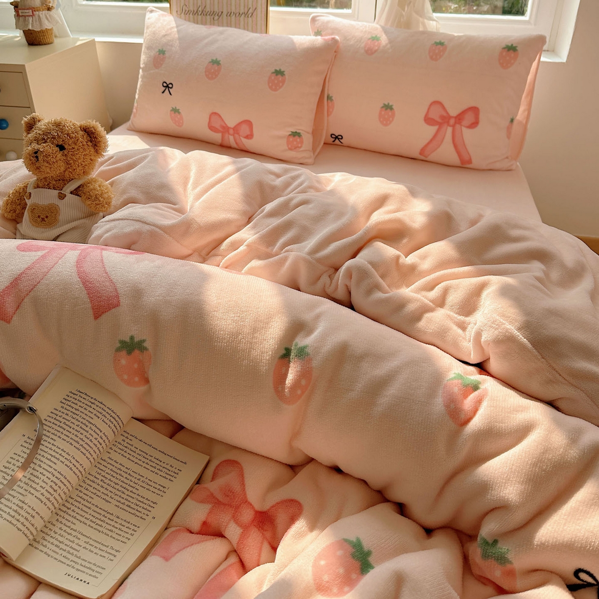 91家纺网 家纺一手货源 找家纺 优选 2025新款小清新加厚高克重牛奶绒四件套直播热款新花型更新 草莓蝴蝶结