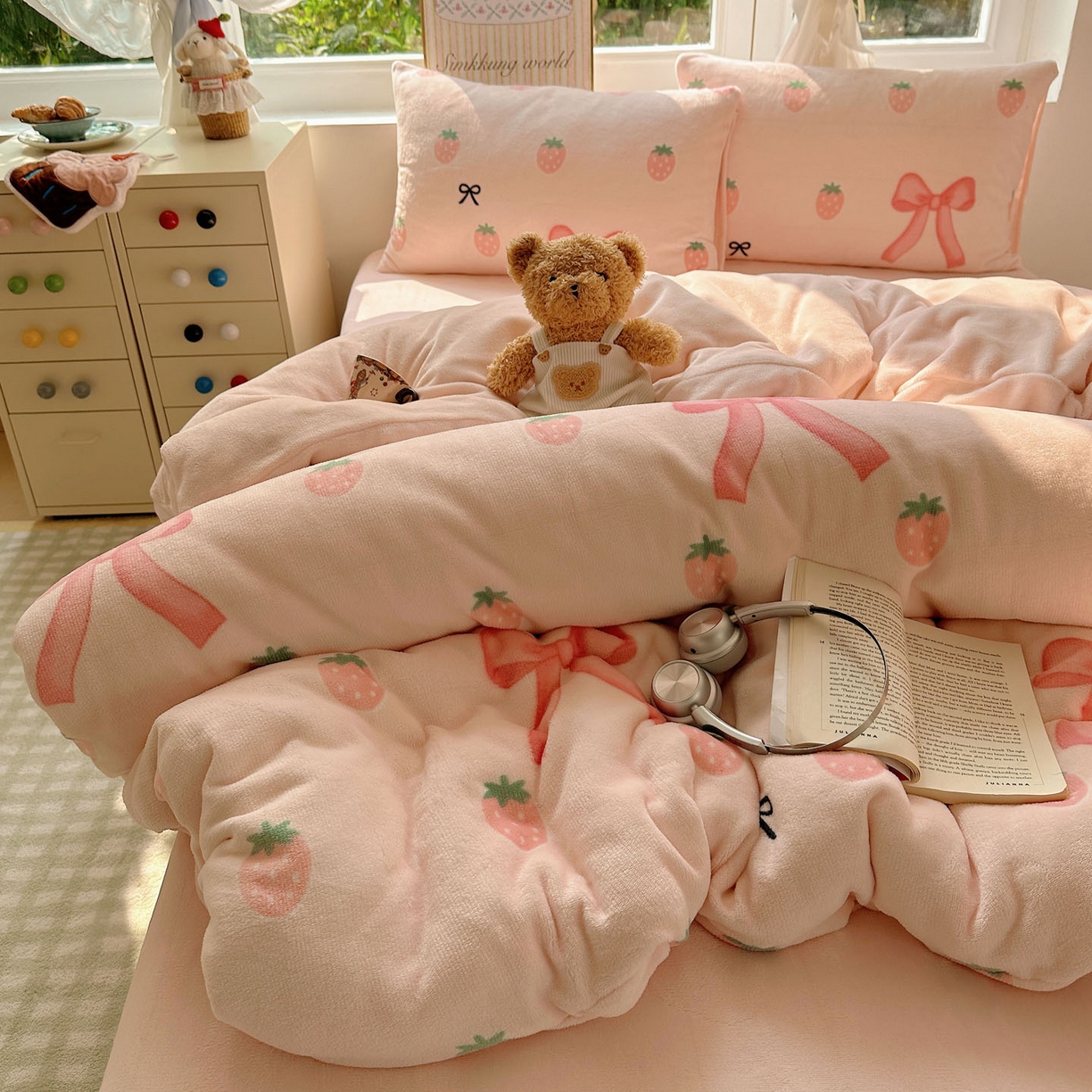 91家纺网 家纺一手货源 找家纺 优选 2025新款小清新加厚高克重牛奶绒四件套直播热款新花型更新 草莓蝴蝶结