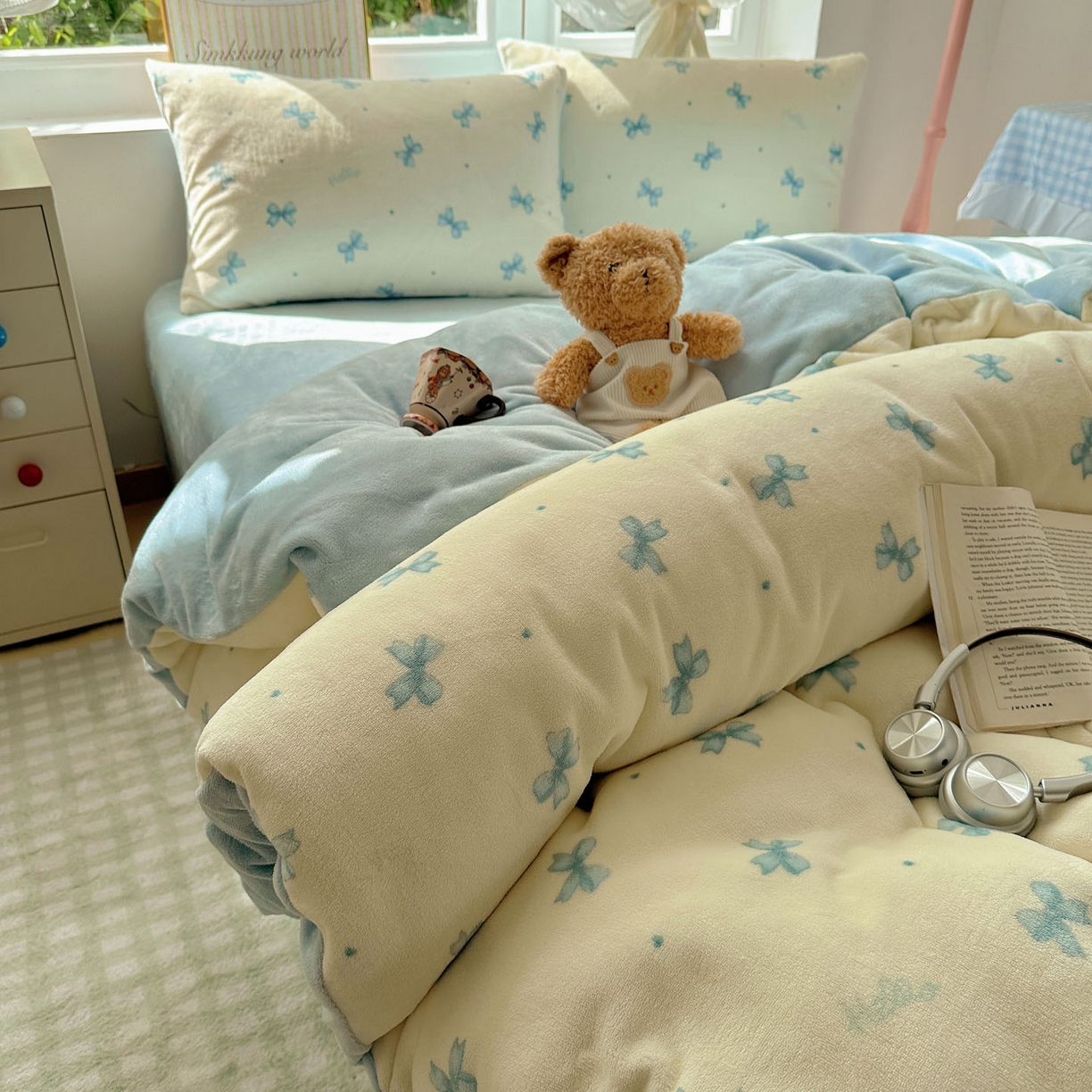 91家纺网 家纺一手货源 找家纺 优选 2025新款小清新加厚高克重牛奶绒四件套直播热款新花型更新 蓝色蝴蝶结