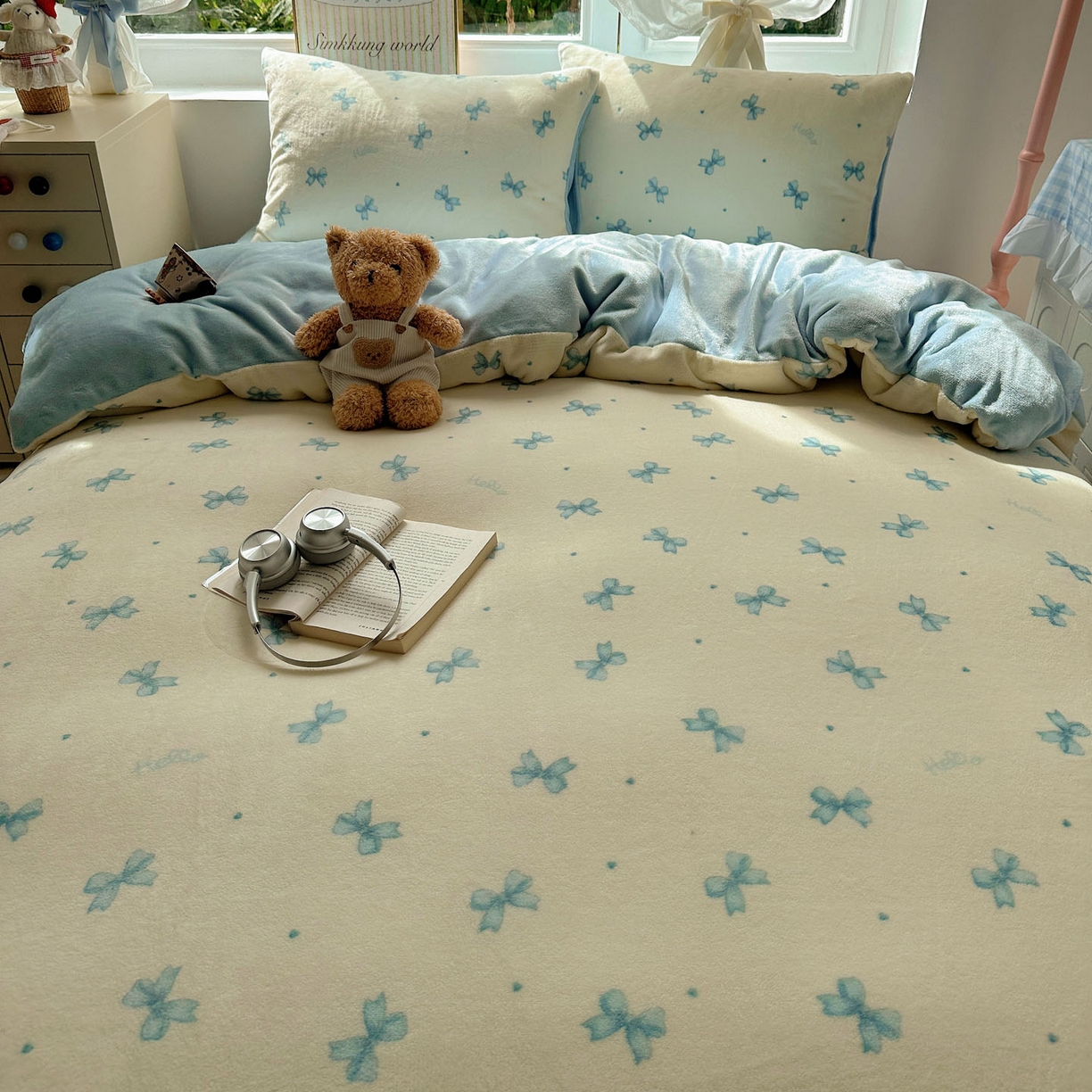 91家纺网 家纺一手货源 找家纺 优选 2025新款小清新加厚高克重牛奶绒四件套直播热款新花型更新 蓝色蝴蝶结