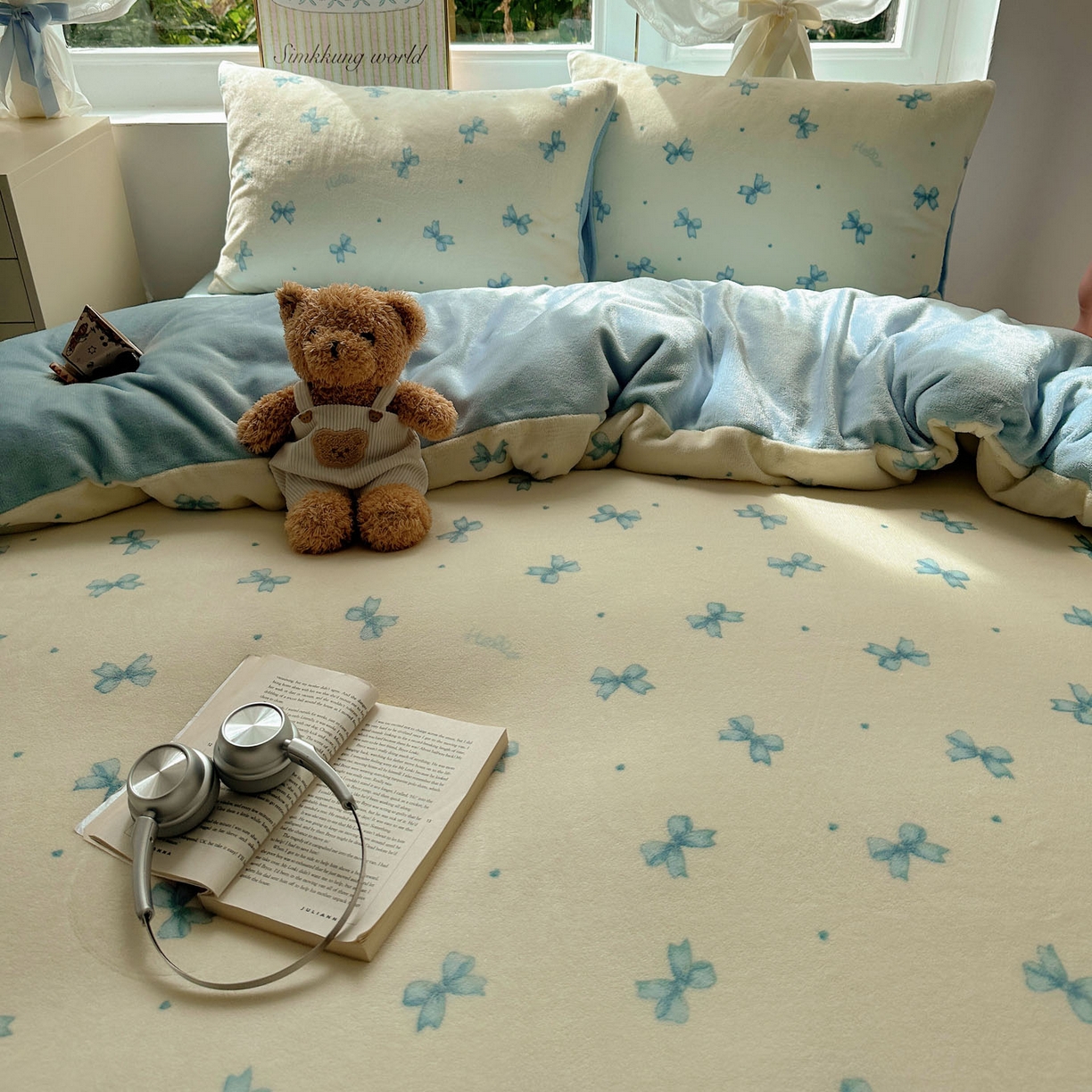 91家纺网 家纺一手货源 找家纺 优选 2025新款小清新加厚高克重牛奶绒四件套直播热款新花型更新 蓝色蝴蝶结