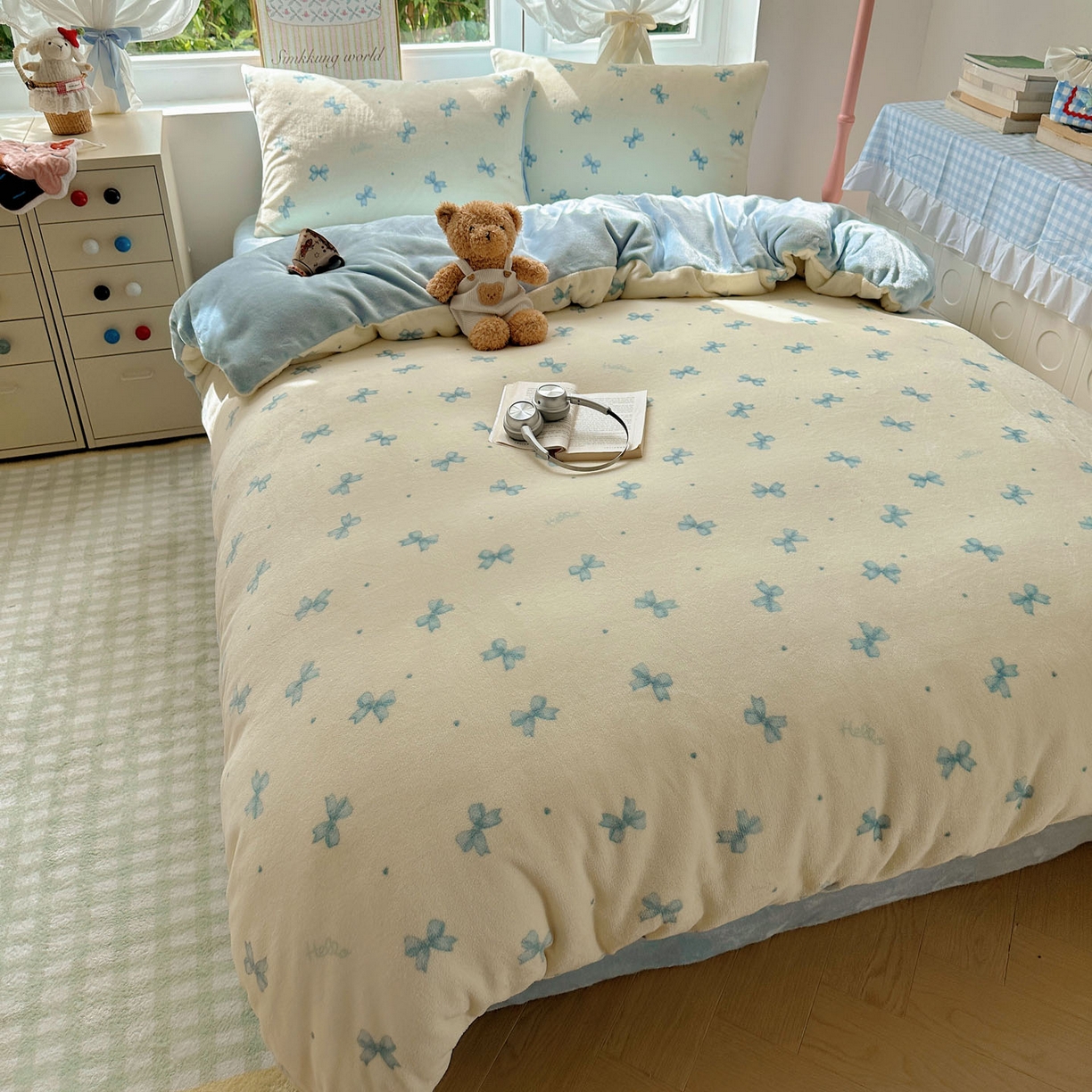 91家纺网 家纺一手货源 找家纺 优选 2025新款小清新加厚高克重牛奶绒四件套直播热款新花型更新 蓝色蝴蝶结