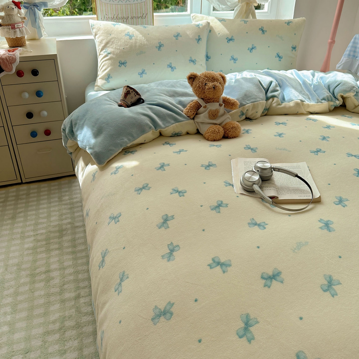 91家纺网 家纺一手货源 找家纺 优选 2025新款小清新加厚高克重牛奶绒四件套直播热款新花型更新 蓝色蝴蝶结