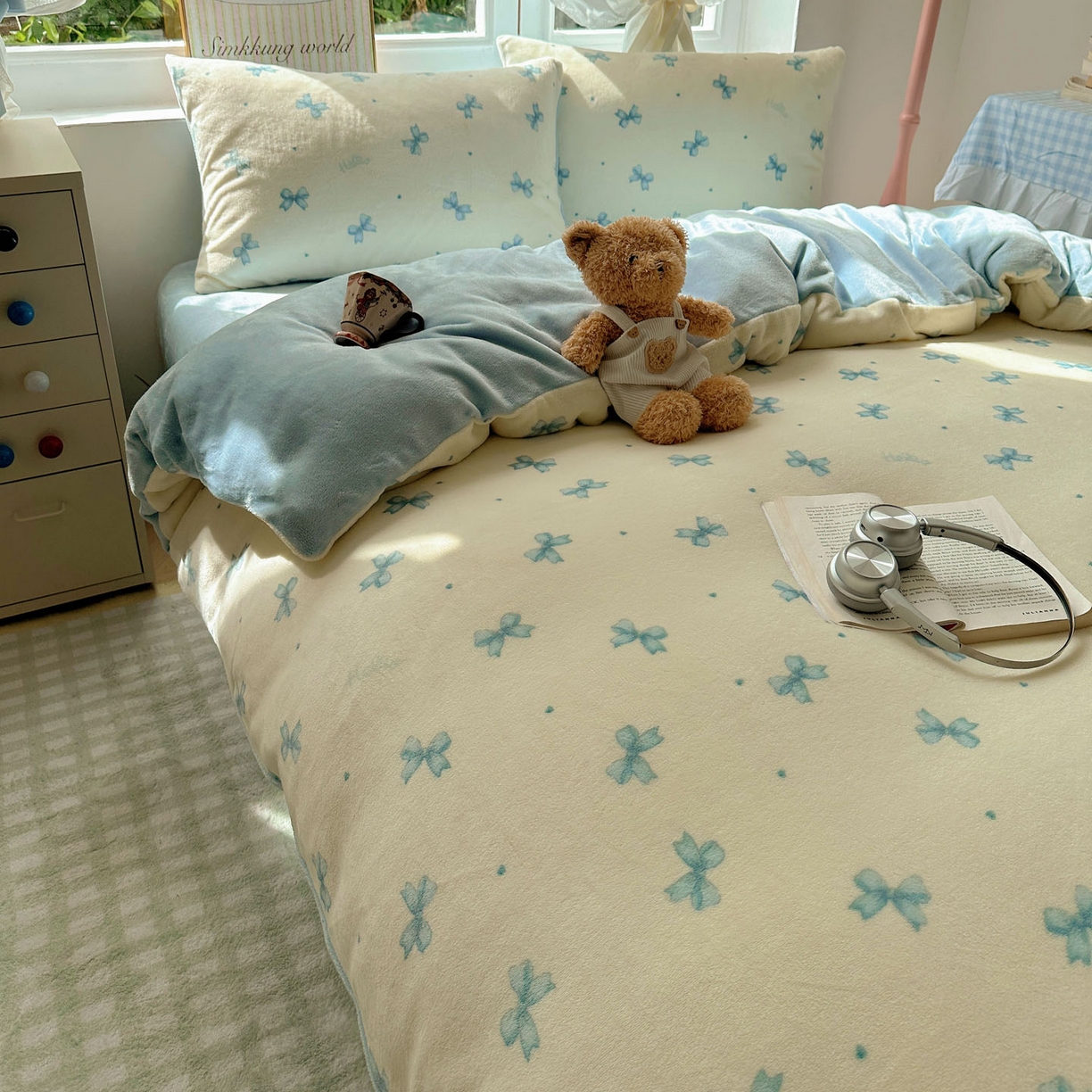 91家纺网 家纺一手货源 找家纺 优选 2025新款小清新加厚高克重牛奶绒四件套直播热款新花型更新 蓝色蝴蝶结