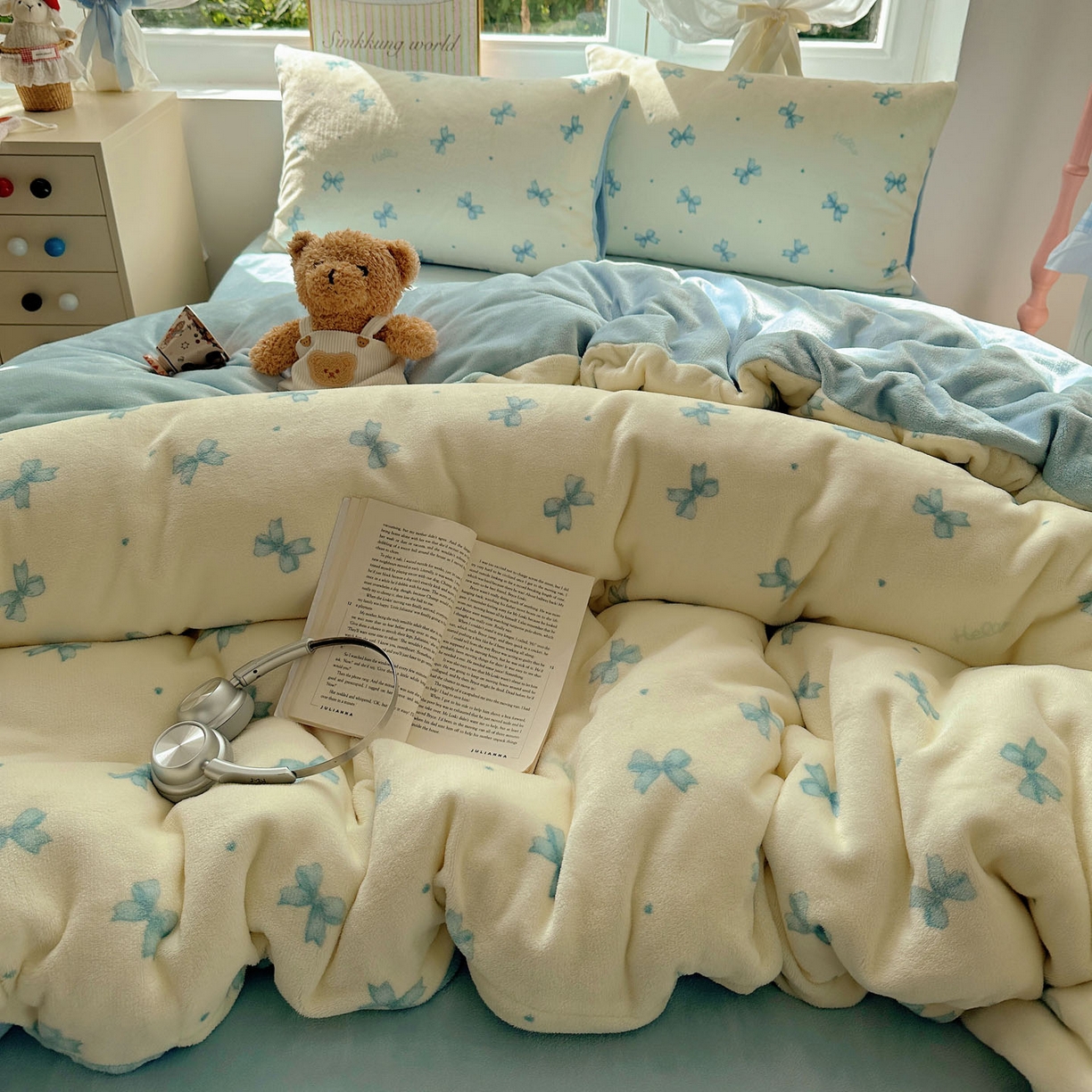 91家纺网 家纺一手货源 找家纺 优选 2025新款小清新加厚高克重牛奶绒四件套直播热款新花型更新 蓝色蝴蝶结