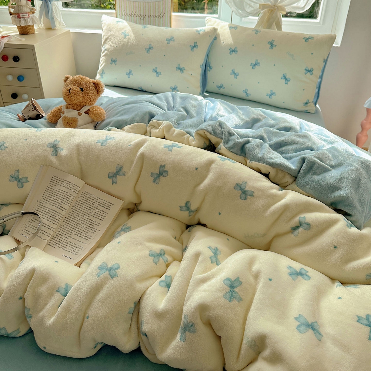 91家纺网 家纺一手货源 找家纺 优选 2025新款小清新加厚高克重牛奶绒四件套直播热款新花型更新 蓝色蝴蝶结