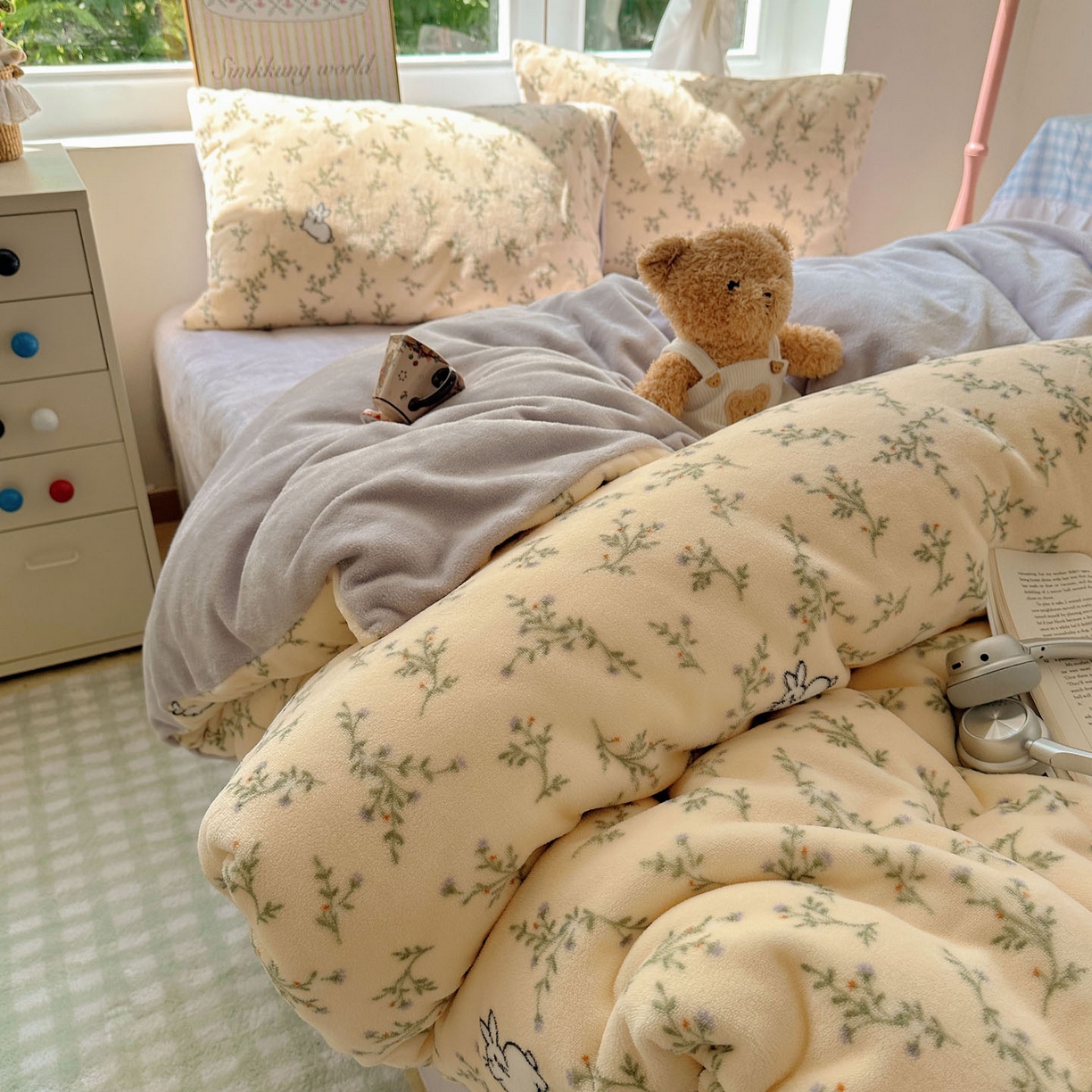 91家纺网 家纺一手货源 找家纺 优选 2025新款小清新加厚高克重牛奶绒四件套直播热款新花型更新 可爱小兔