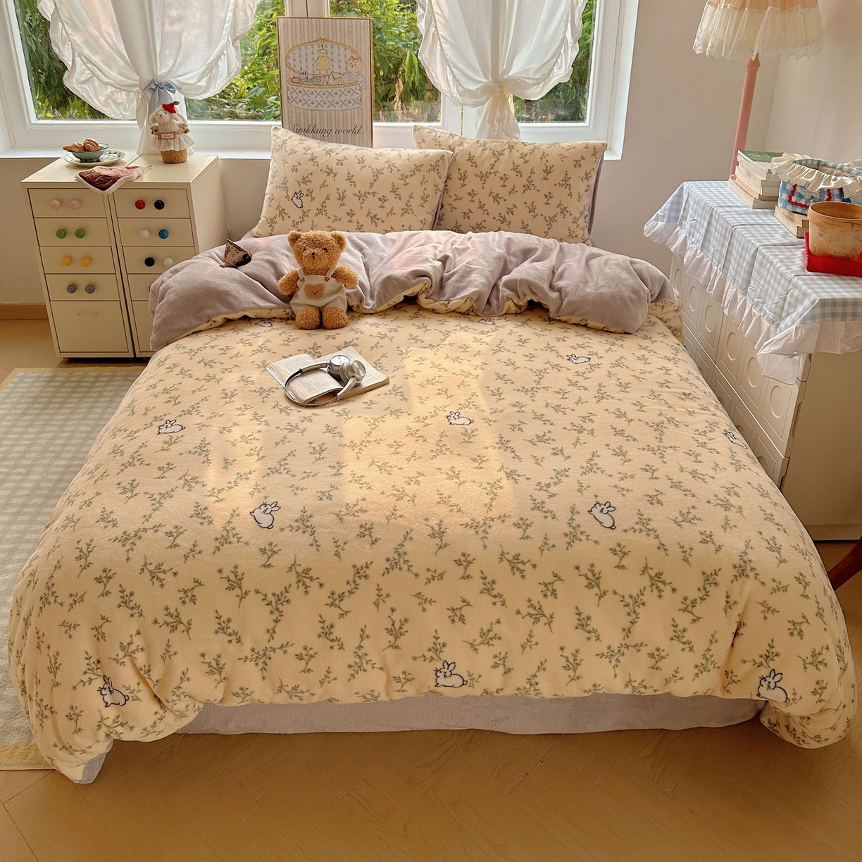 91家纺网 家纺一手货源 找家纺 优选 2025新款小清新加厚高克重牛奶绒四件套直播热款新花型更新 可爱小兔