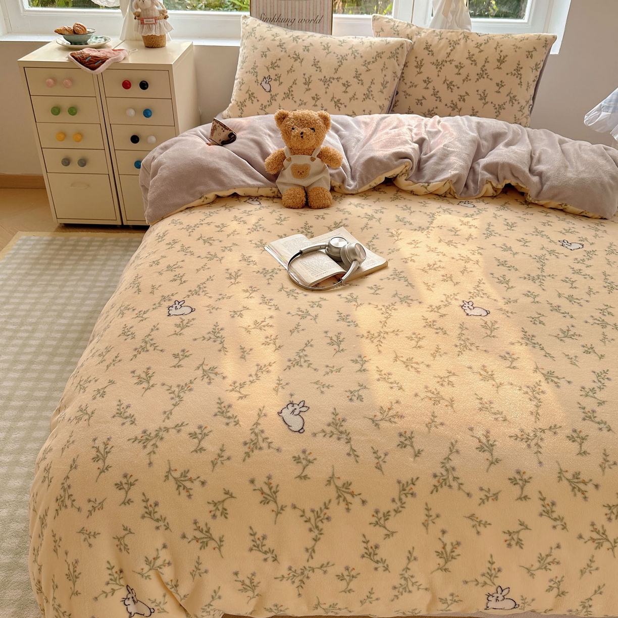 91家纺网 家纺一手货源 找家纺 优选 2025新款小清新加厚高克重牛奶绒四件套直播热款新花型更新 可爱小兔