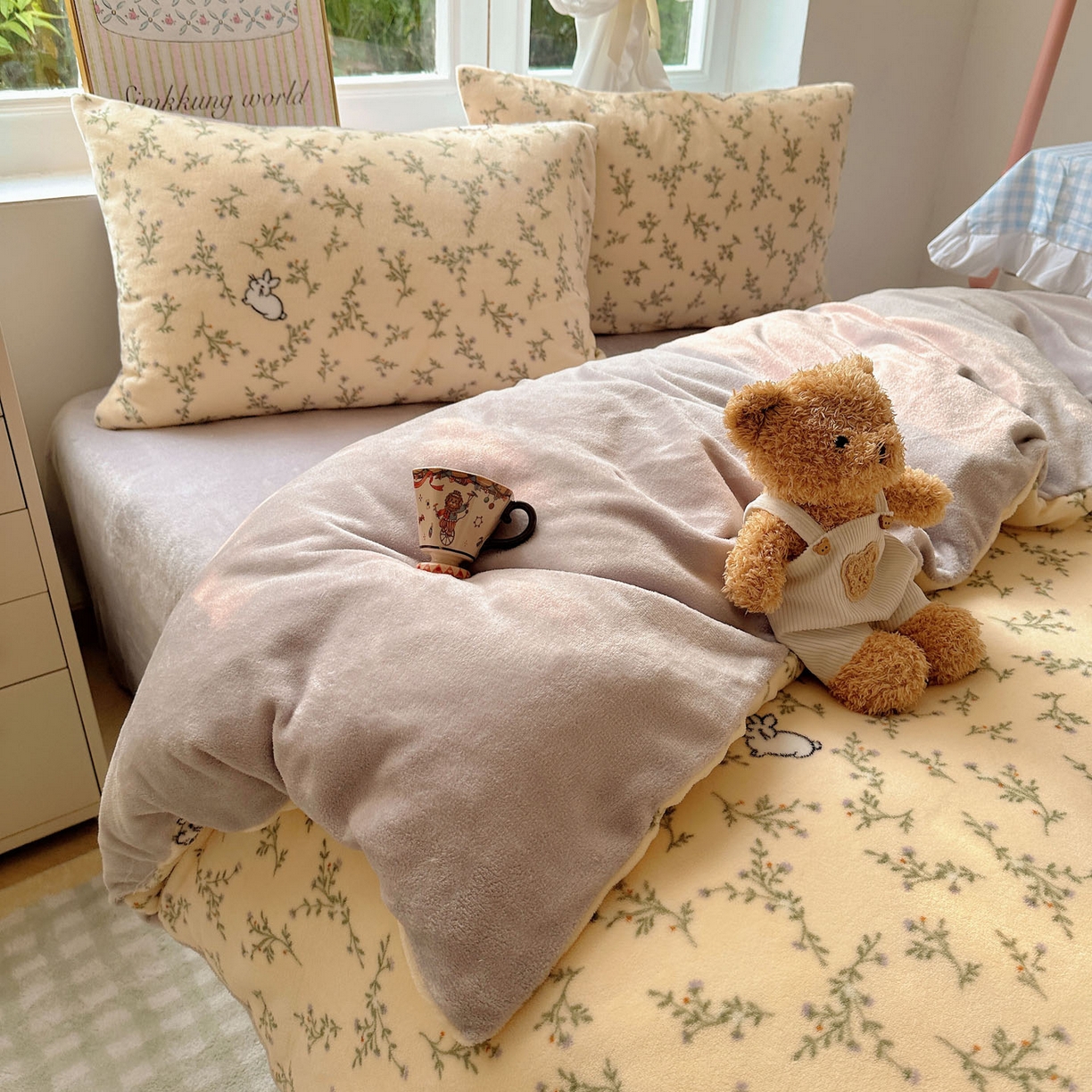 91家纺网 家纺一手货源 找家纺 优选 2025新款小清新加厚高克重牛奶绒四件套直播热款新花型更新 可爱小兔